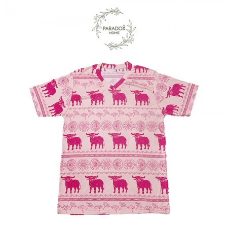 เสื้อส้มคอวี สีพื้นครีมควายชมพูเเขนสั้น ลายควายวิถีไทย เสื้อส้มคอวี สีพื้นครีมควายชมพูเเขนสั้น ลายควายวิถีไทย